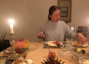 091Ebba-äter-egen-frukost