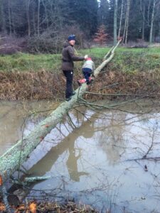 101AlexandraElsaGårÖverTrästock