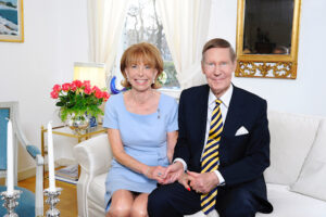 156SophieEloniSoffanHållerHand