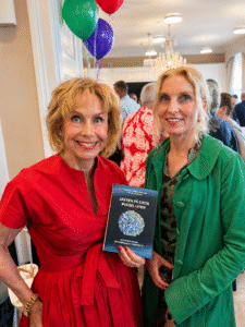 Sophie Ekman Wretlind och professor Anna Mia Ekström med boken Jakten på sista pusselbiten från Cladd Förlag vid Steve Sjöquists 70-årsfest.