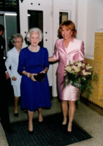 Prinsessan Lilian och Sophie Ekman Wretlind. Som beskyddare för Stiftelsen Läkare Mot AIDS Forskningsfond visade prinsessan Lilian ett långvarigt engagemang för hivforskningen.