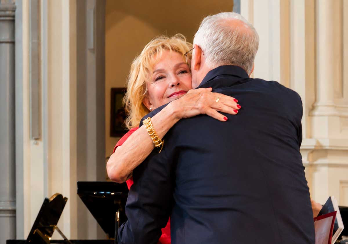 Sophie Ekman Wretlind gratulerar Steve Sjöquist på 70-årsdagen. De har känt varandra sedan hiv-epidemins första år och stod tillsammans på scen vid AIDS-galan på Operan 1988.