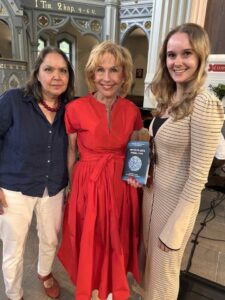 Mor och dotter. Rebecka Lagercrantz, barnläkare, konstnär och författare, tillsammans med Roseanna Lagercrantz.